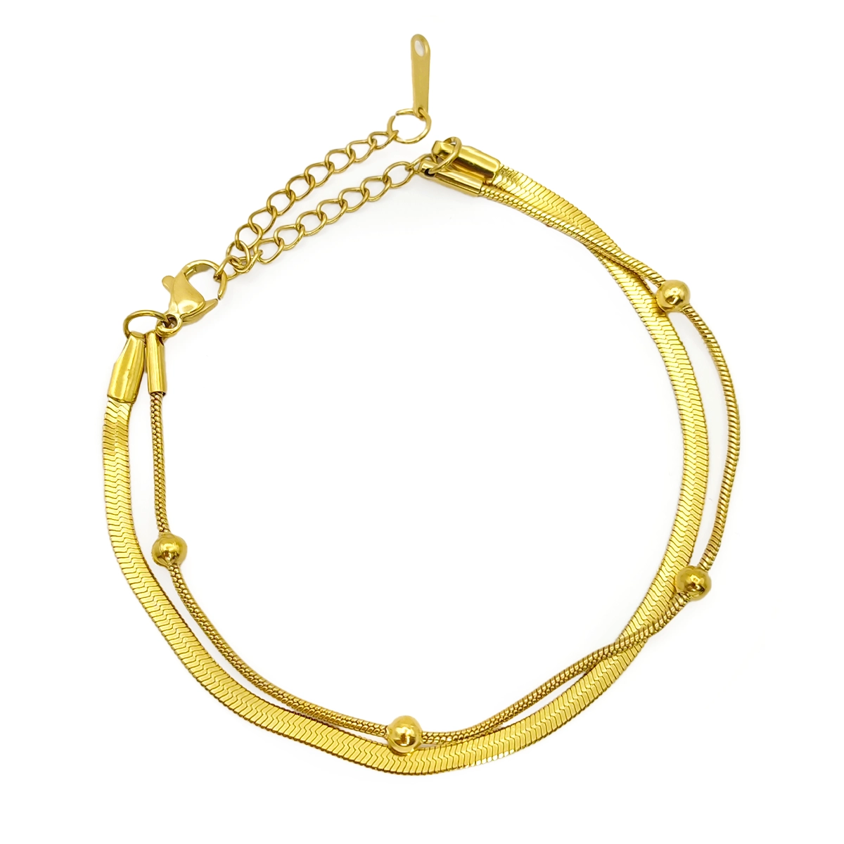 Pulsera doble de acero inoxidable con balines en acabado dorado con cadena planchada y cadena cola de rata sobre fondo blanco