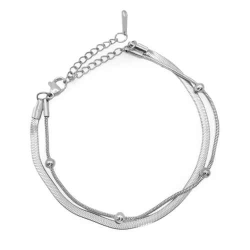 Pulsera doble de acero inoxidable con balines en acabado plateado, con cadena planchada y cadena cola de rata sobre fondo blanco
