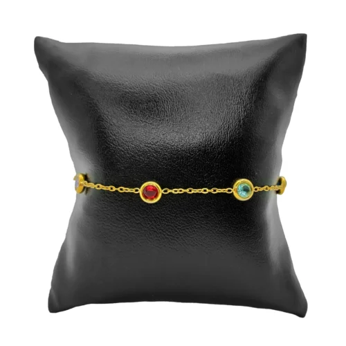 Pulsera dorada de acero inoxidable con círculos de zirconia multicolor de 6 mm sobre almohada negra de exhibición en fondo blanco