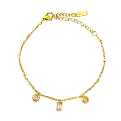 Pulsera dorada de acero inoxidable con cristales rosas rectangulares y circulares, mini balines y cadena delgada sobre fondo blanco