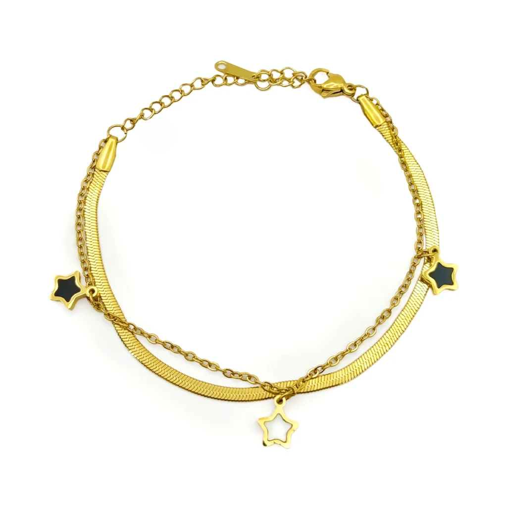 Pulsera dorada de acero inoxidable de doble cadena planchada con estrellas colgantes sobre fondo blanco