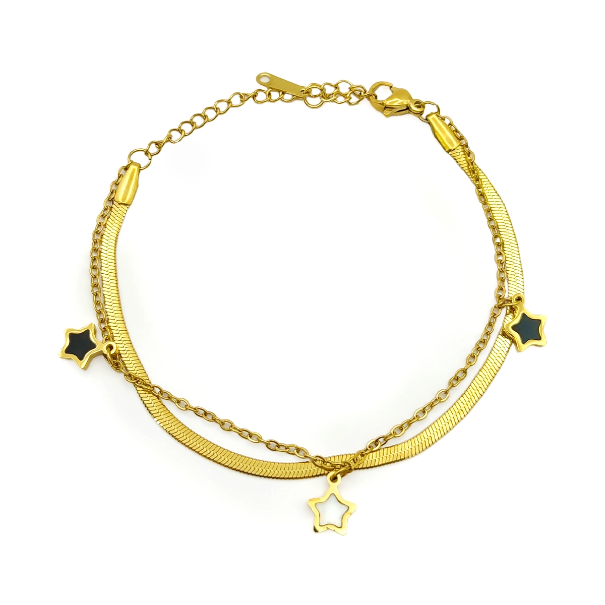 Pulsera dorada de acero inoxidable de doble cadena planchada con estrellas colgantes sobre fondo blanco