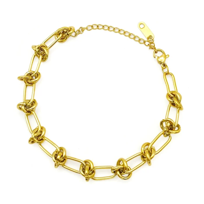 Pulsera dorada de acero inoxidable con eslabones ovales y nudos sobre fondo blanco