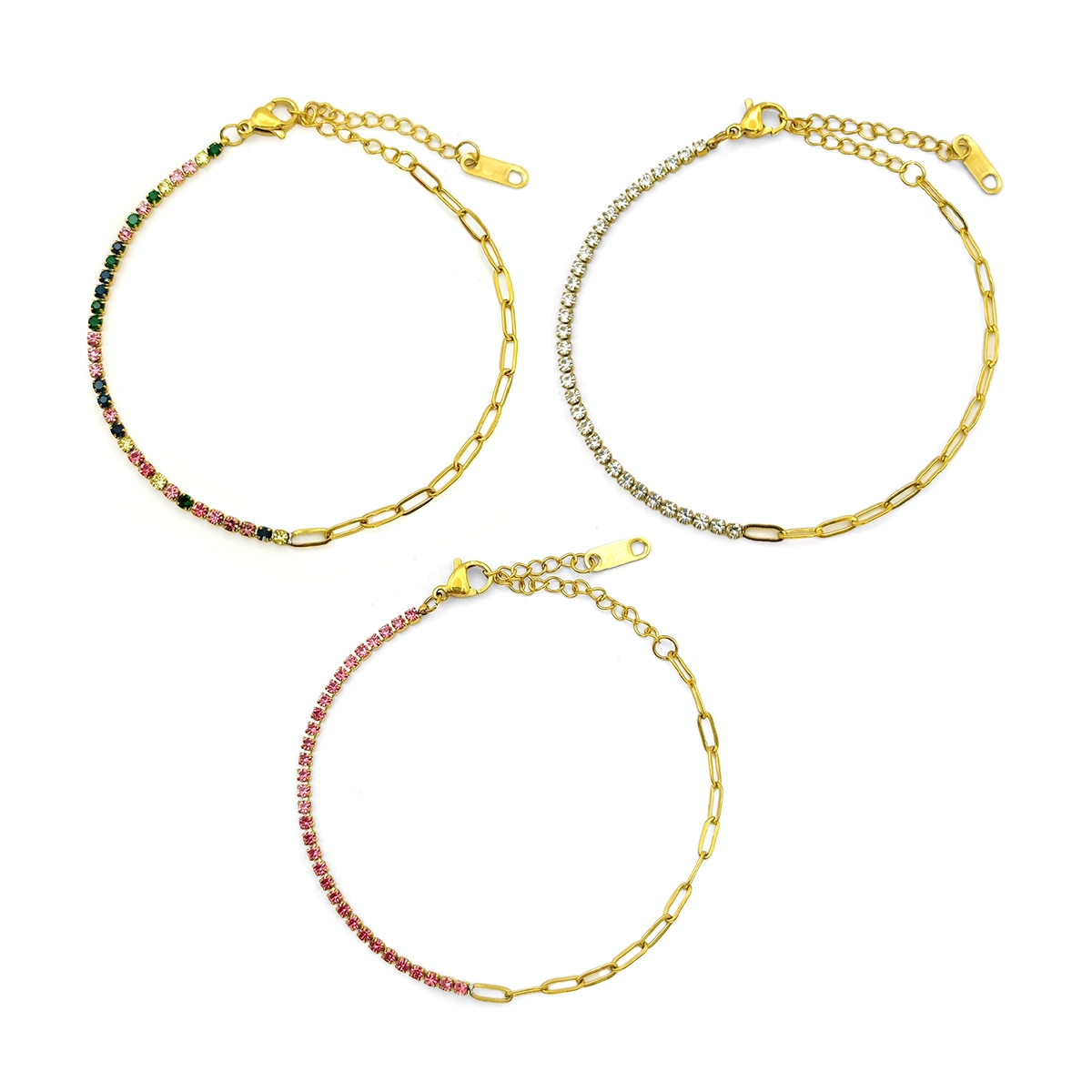 Pulsera dorada de acero inoxidable con fila de zirconias y eslabón oval delgado en variantes de cristales claros, multicolor y rosas sobre fondo blanco