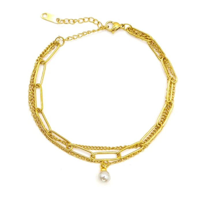 Pulsera dorada de acero inoxidable con triple cadena, perla pequeña y eslabones oval y cubano sobre fondo blanco