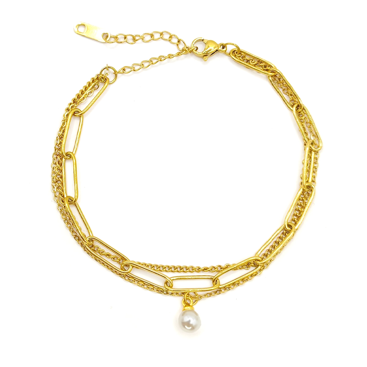 Pulsera dorada de acero inoxidable con triple cadena, perla pequeña y eslabones oval y cubano sobre fondo blanco