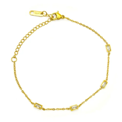 Pulsera dorada de acero inoxidable con zirconias rectangulares claras sobre fondo blanco
