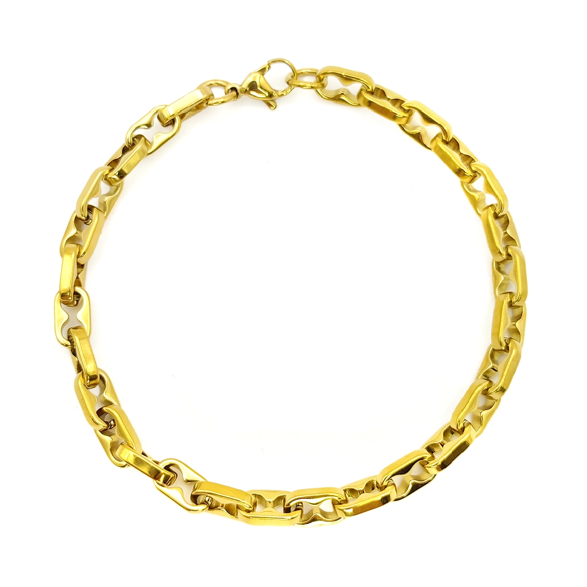 Pulsera de acero inoxidable para hombre con eslabón barco ancho en acabado dorado sobre fondo blanco