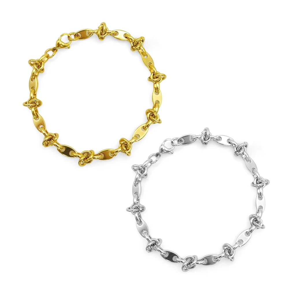 Pulsera de acero inoxidable para hombre con eslabón barco liso y nudos en acabado dorado y plateado sobre fondo blanco