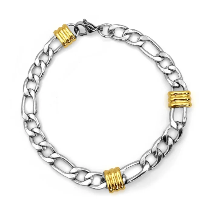 Pulsera bicolor de acero inoxidable para hombre con cadena 3x1 y remaches dorados sobre fondo blanco