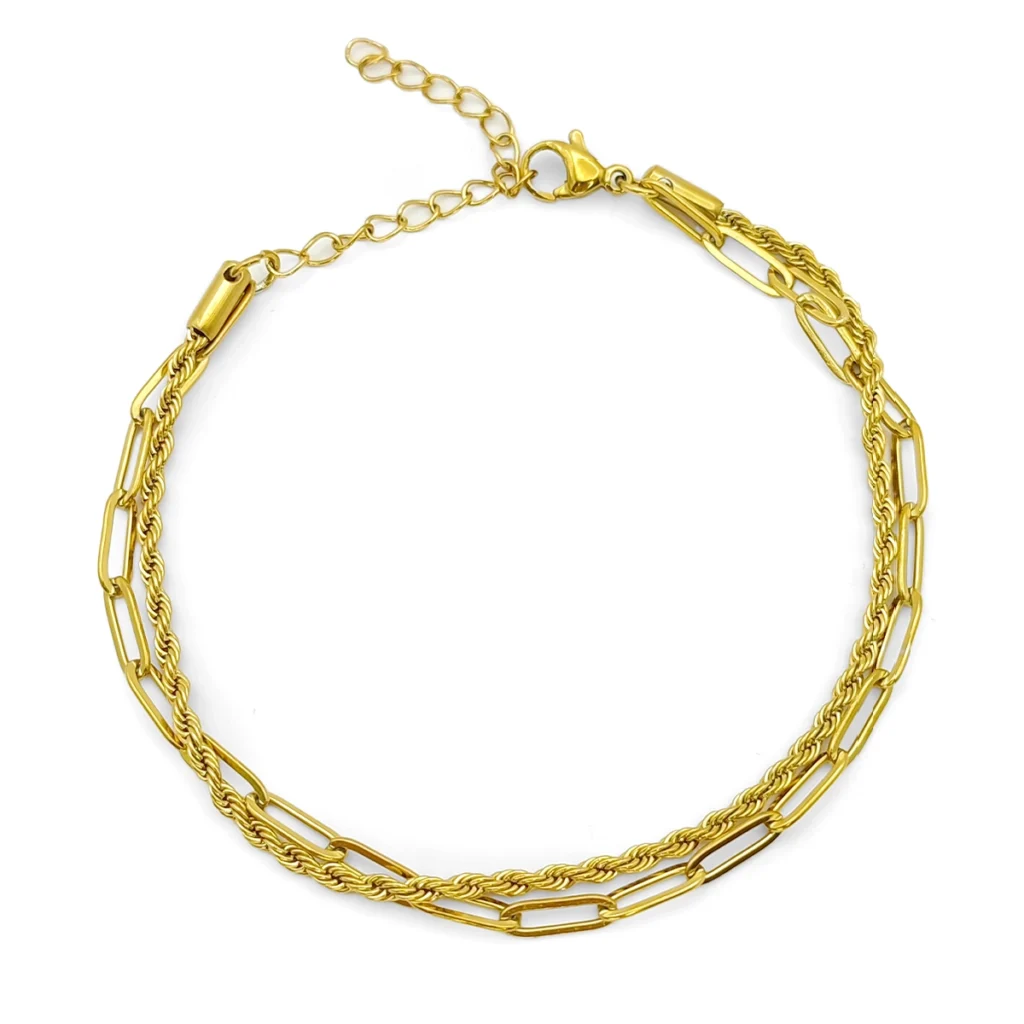 Pulsera dorada de acero inoxidable con doble cadena torzal y cadena oval sobre fondo blanco