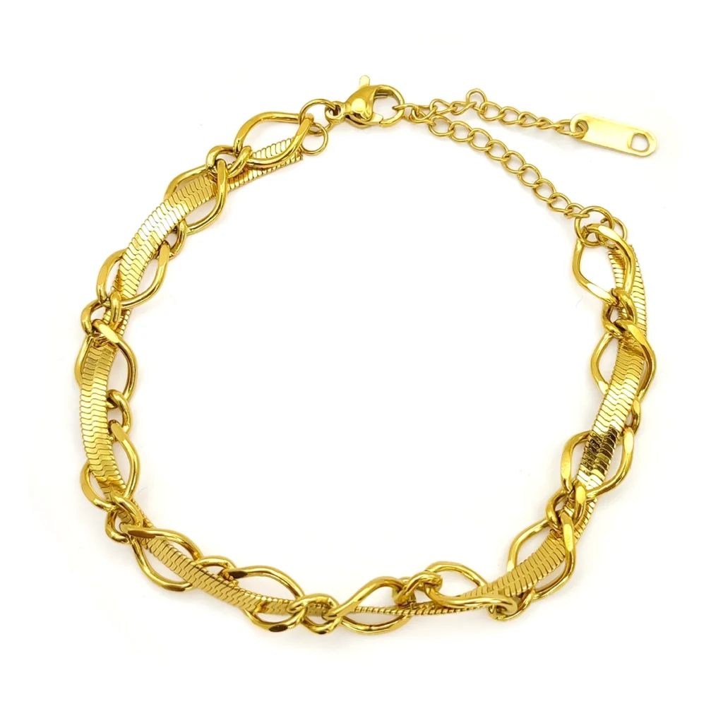 Pulsera Acero Tricolor Eslabones Cuadrados Remaches 14 Pulsera dorada de acero inoxidable para mujer con cadena planchada y eslabones entrelazados sobre fondo blanco