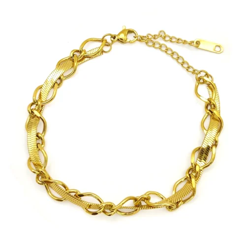 Pulsera dorada de acero inoxidable para mujer con cadena planchada y eslabones entrelazados sobre fondo blanco