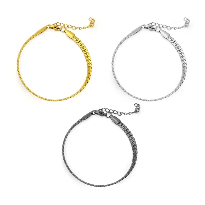 Pulsera cubana planchada de acero inoxidable para mujer en colores dorado, plateado y negro sobre fondo blanco