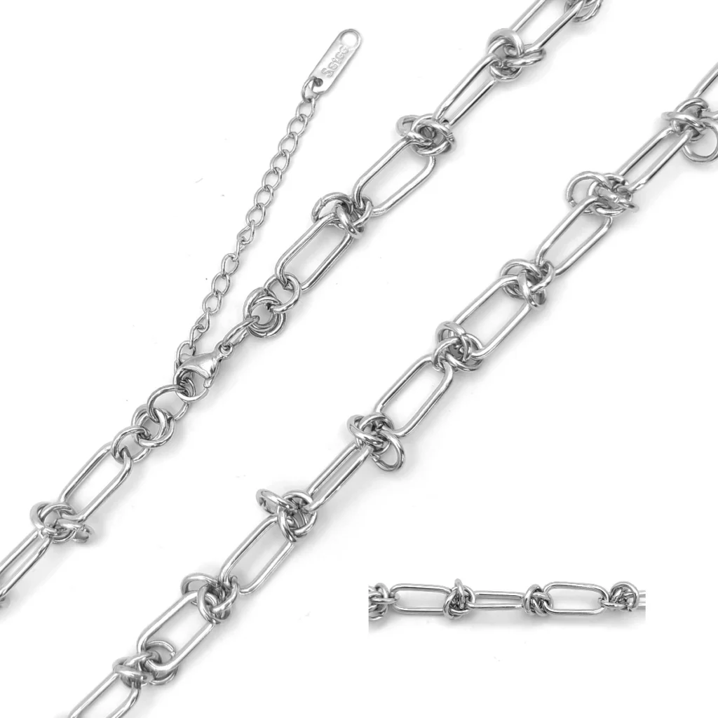 Cadena plateada de acero inoxidable con eslabones ovalados y nudos sobre fondo blanco
