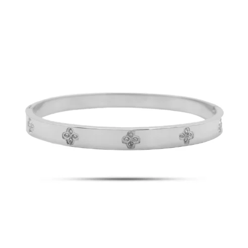 Brazalete rígido plateado de acero inoxidable con tréboles y cristales sobre fondo blanco