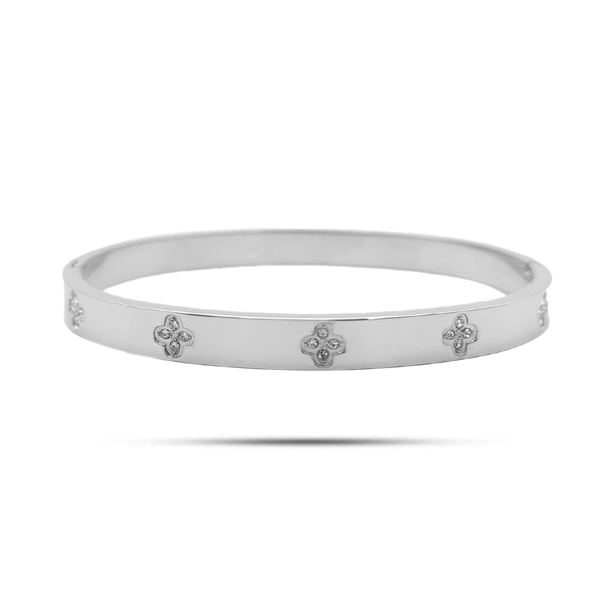 Brazalete rígido plateado de acero inoxidable con tréboles y cristales sobre fondo blanco