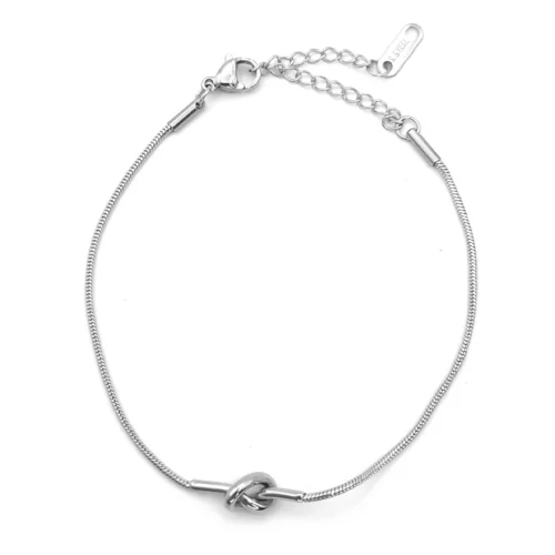 Pulsera plateada de acero inoxidable tipo cola de rata delgada con detalle de nudo sobre fondo blanco