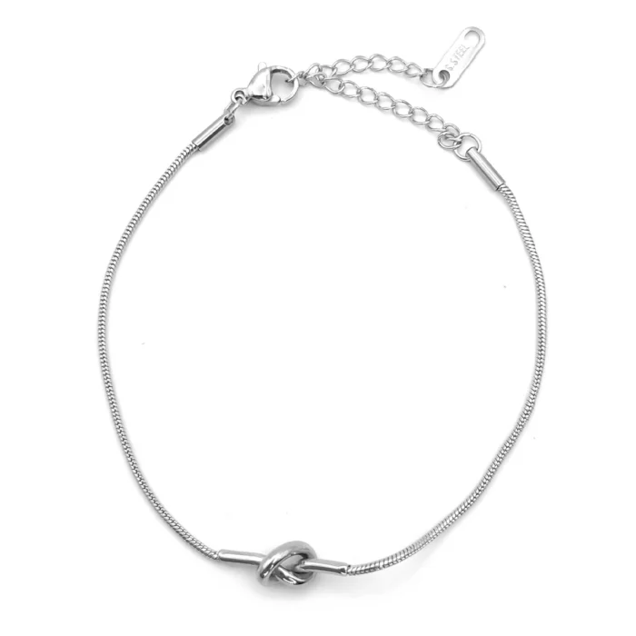 Pulsera plateada de acero inoxidable tipo cola de rata delgada con detalle de nudo sobre fondo blanco