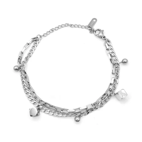 Pulsera plateada de acero inoxidable con doble cadena, cubos colgantes y eslabones rectangulares sobre fondo blanco