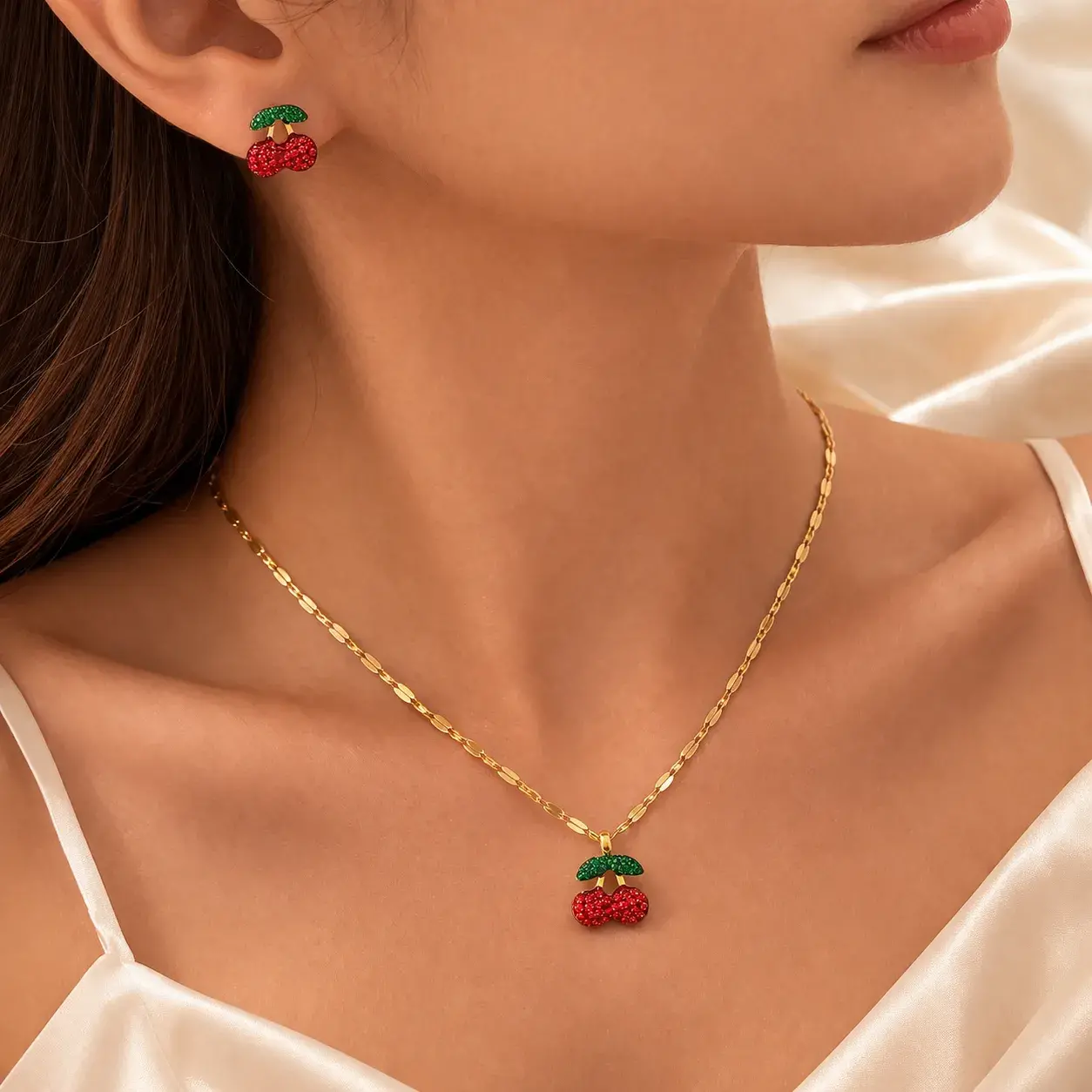 Set Joyería Dorado Cerezas Microcristales Rojos y Verdes 7 Set Joyería Dorado Cerezas Microcristales Rojos y Verdes - Image 5