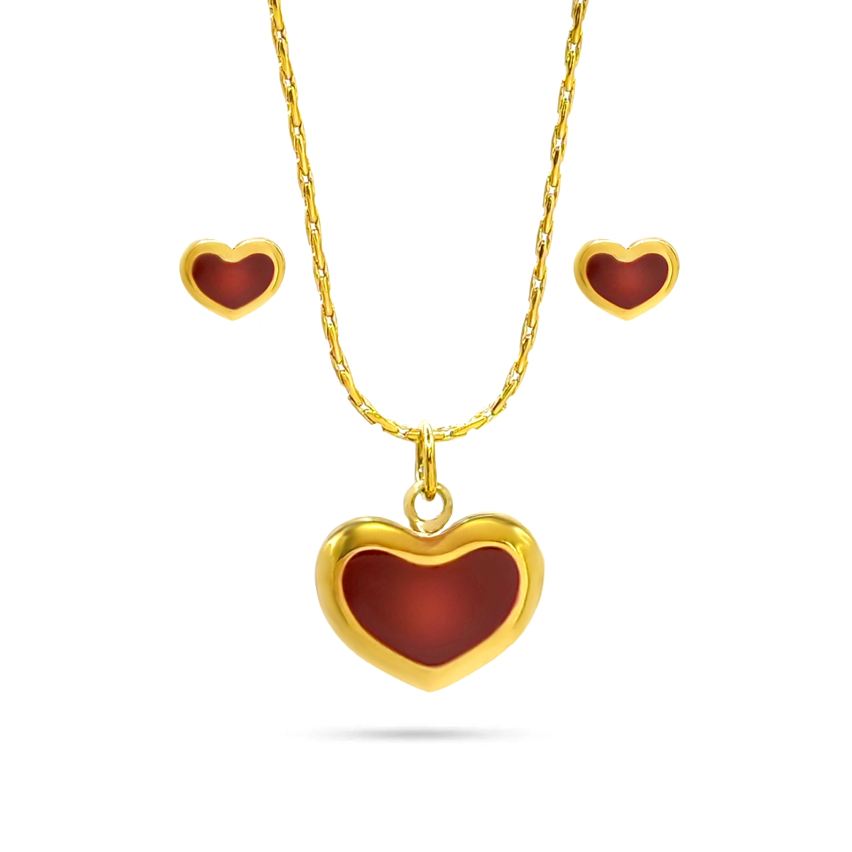 Set de joyería dorado de acero inoxidable con collar y aretes de corazón guinda sobre fondo blanco