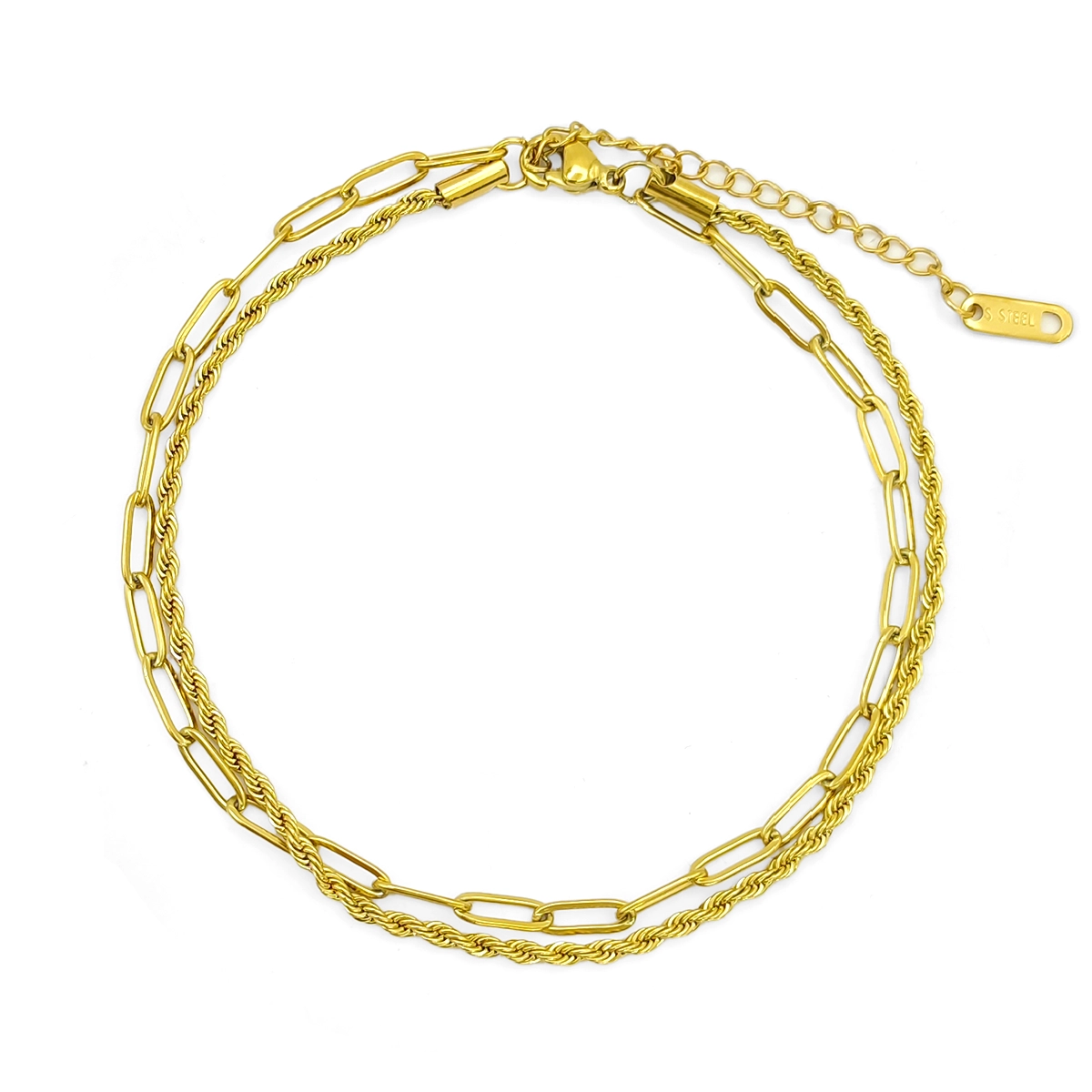 tobillera doble cadena dorada de acero inoxidable con torzal y eslabón oval sobre fondo blanco