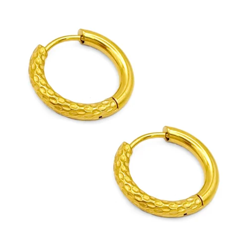 aretes arracadas huggies doradas de acero inoxidable con acabado martillado sobre fondo blanco (2)