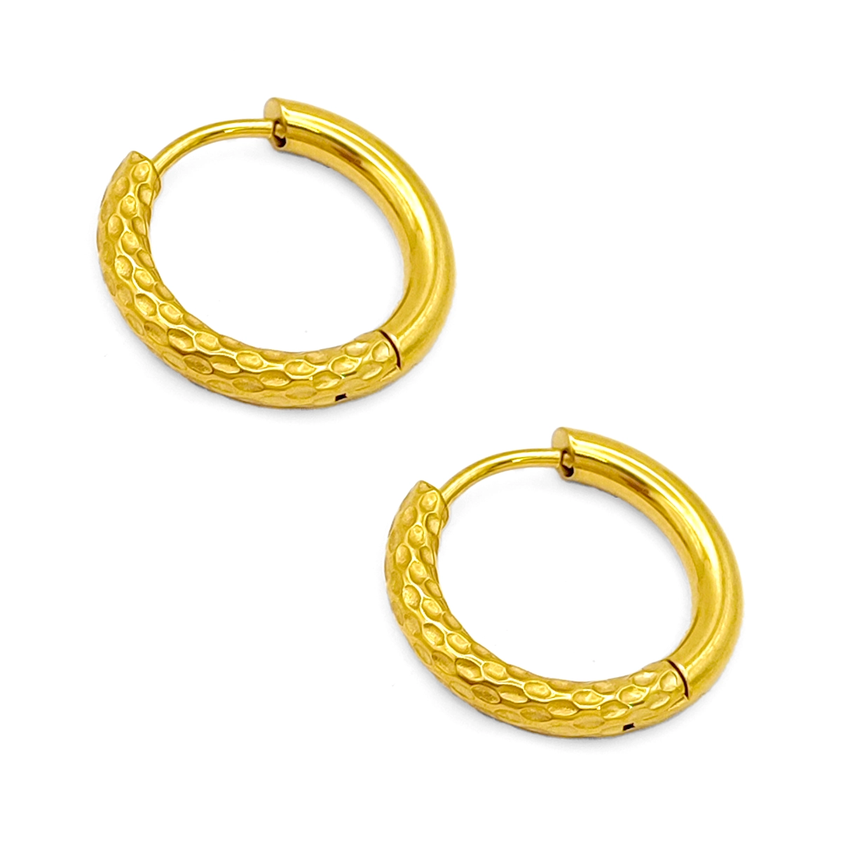 aretes arracadas huggies doradas de acero inoxidable con acabado martillado sobre fondo blanco 2