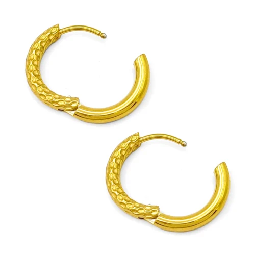 aretes arracadas huggies doradas de acero inoxidable con acabado martillado sobre fondo blanco (3)