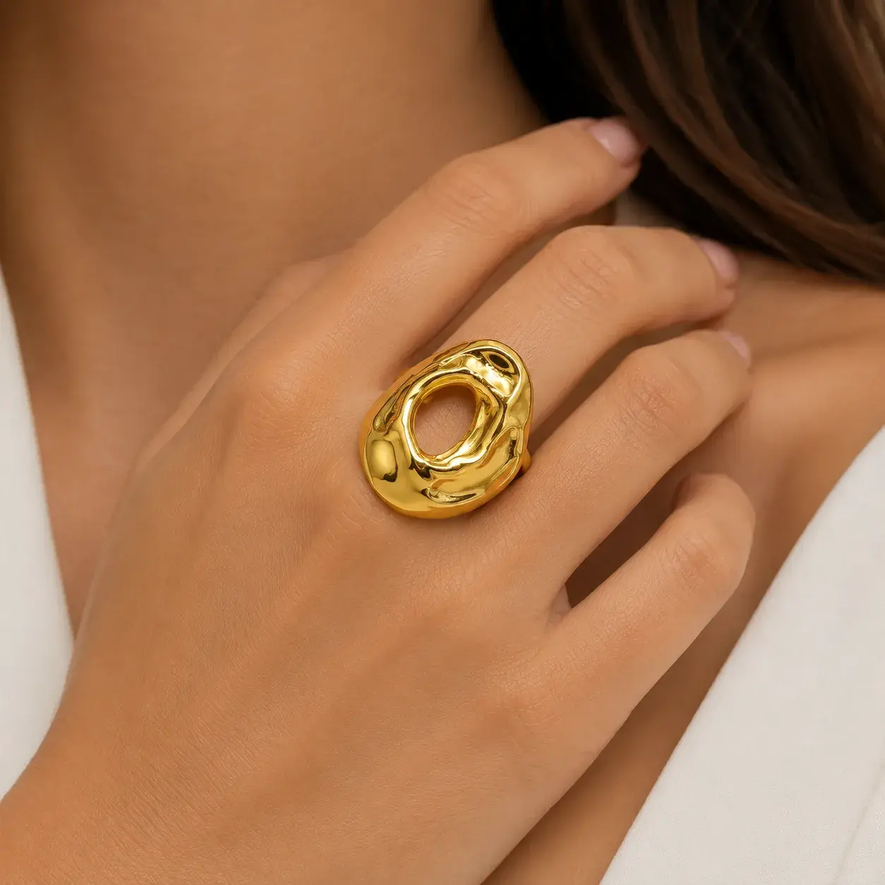 Anillo Acero Dorado Circulo Irregular Martillado Elegante 8 Anillo Acero Dorado Circulo Irregular Martillado Elegante - Image 6