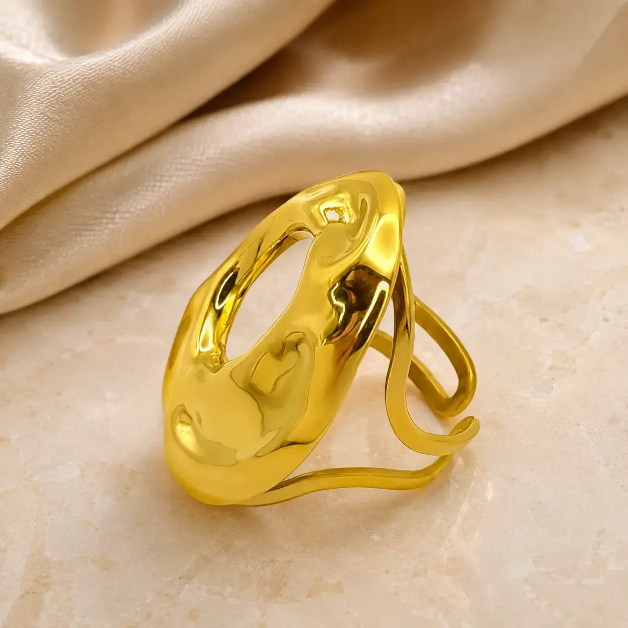 Anillo Acero Dorado Circulo Irregular Martillado Elegante 7 Anillo Acero Dorado Circulo Irregular Martillado Elegante - Image 5
