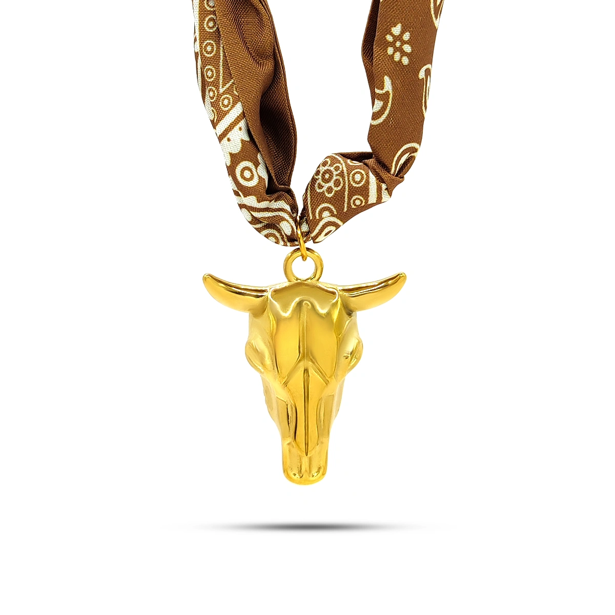 Collar vaquero de acero inoxidable dorado con bandana café y dije de cabeza de toro estilo western