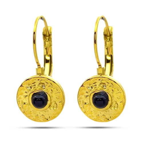 Aretes dorados martillados con piedra negra de acero inoxidable para mujer, diseño circular texturizado con cierre de gancho y medidas de 2.7 x 1.3 cm
