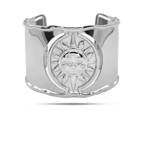 Pulsera plateada de acero inoxidable para mujer con diseño de sol en relieve y estructura abierta ajustable.